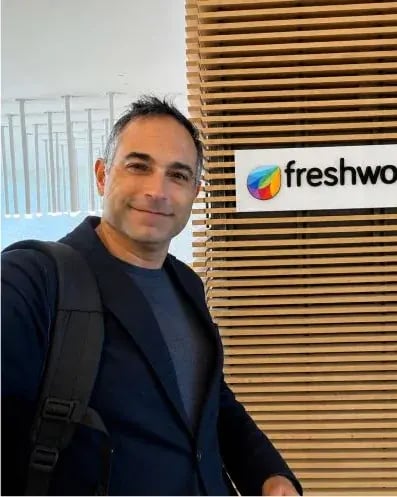 Jorge Vaccaro, CEO de Zen, frente al logo de Freshworks en la sede de la compañía