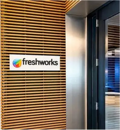 Entrada de la sede de Freshworks con su logo