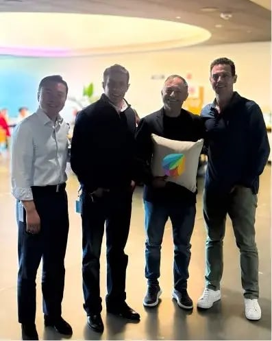 Jorge Vaccaro, CEO de Zen, junto a representantes de Freshworks en su sede central de San Mateo, California