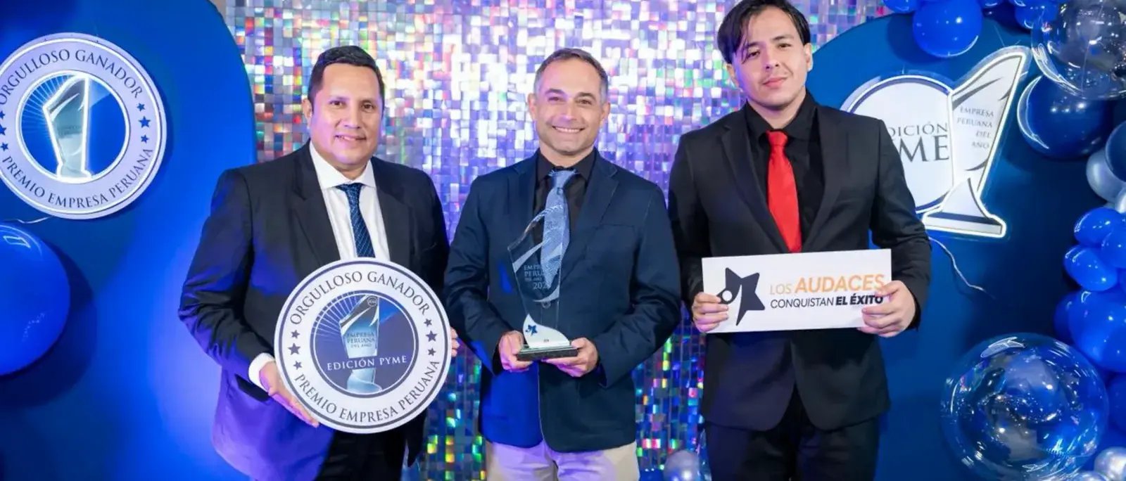 Equipo de Zen con el trofeo y el sello de ganador del Premio Empresa Peruana del Año 2025, Edición PYME